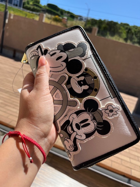 ID-1016 BILLETERA DISNEY PARKS LOUNGEFLY, MODELO MICKEY MOUSE - Imagen 4